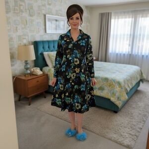 Vintage 70s Floral yellow and Blue Women's house dress/robe… zipper size M